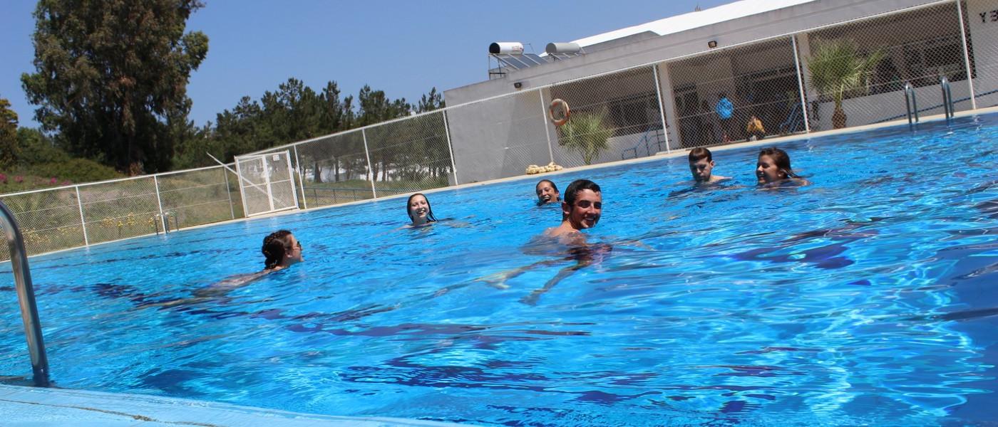 一个学生 swimming at the pool at the American School of Tangier